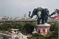 01 - DSCF9415 Hop, direction le Muséum Erawan - Construit en 1994 par le collectionneur Lek Viriyapant (pour exposer ses biens)
