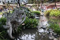 01 - DSCF9421 Tout autour du musée se trouvent de beaux jardins et pièces d'eaux, décorés d'animaux mythiques.
