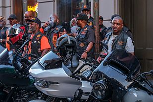 XT0B1100 Grosses motos, motards costauds. Ils font peurs parcequ'on n'est pas habitué mais si on s'intéresse aux machines, ils adorent partager.