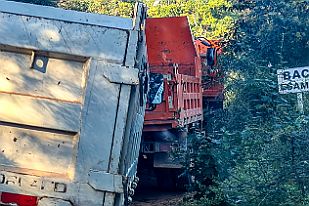 20250531_081635 Smartphone (basse qualité). Mais le moment était épique ! Embouteillage de camions pour le BAC. On passe devant parce qu'il reste une place pour un petit...