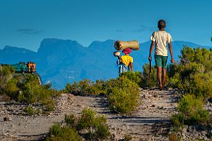 MAD00351 Et partout, partout, du monde en transit à pieds. C'est très surprenant. Les villages, pas toujours visibles, laisseraient croire qu'il n'y a personne.