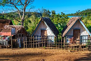 MAD00423 On peut toujours manger et dormir sur le trajet où plus personne ne passe. Nous continuons la piste.