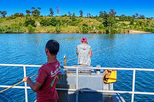 MAD00497 Pas de moteur, une corde et des bras. Bravo.