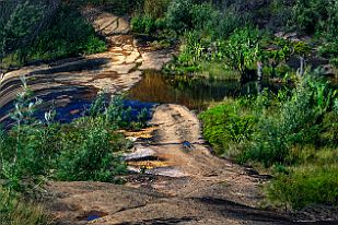 MAD00549 Passage de gué dans un endroit où nous nous serions bien baignés, mais il faut arriver avant la nuit (difficile de conduire aux phares).