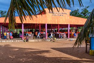 MAD31050 Un énorme marché en dur, le premier du voyage. Vu l'emplacement géographique au milieu de nulle part, c'est que beaucoup de gens vivent aux alentours. Une bonne...