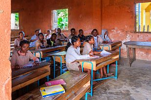 MAD31092-HDR Hop, coucou bonjour, je dissipe la classe ...