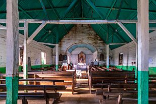 MAD31111 Une église Luthérienne, le pasteur dans sa gentillesse enlève la nappe pour en faire une robe à Brigitte qui a les mollets découverts.
