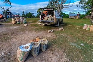 MAD31128 L'église est au fond. Le pasteur nous demande de le suivre pour une visite. Cool. Ici, les locaux cassent des cailloux, acheminés pour des travaux routiers.