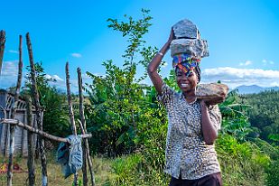 MAD31132_mod Whouahhh ! Nous croisons une jeune femme tout en sourire qui transporte plus que je ne saurais le faire !