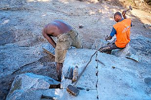 MAD31153 Nous arrivons à la carrière où sont débités les morceaux qui finiront ou en pavés réguliers (10€ les 100. oui ça fait 10cts LE pavé) ou en granulat.
