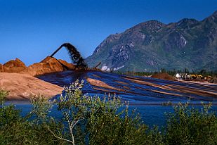 MAD00844 ! B E U R K ! Exploitation de terres rares par une compagnie non-Malgache. ça vomit noir et engendre une pollution qui ne gène que les locaux, donc on s'en fout...