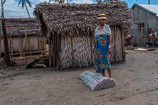 MAD00921 Il faut traverser le village de pêcheur, curieusement tristouille par rapport à tous les autres que nous avons vus. Proximité de la ville et des nombreux...