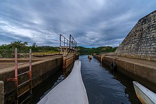 MAD31233 Une écluse évite que l'eau de mer vienne trop salée le lagon d'eau douce.