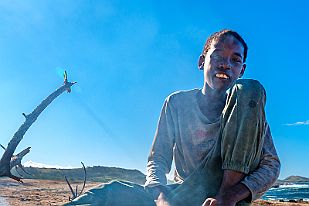 MAD31285 Je pars me balader et je tombe sur ce sympathique jeune homme qui fait cuire des moules.