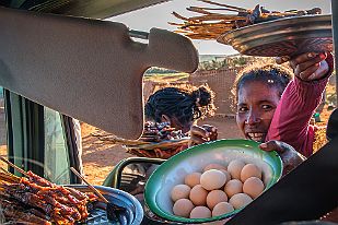 MAD01498 Nous allons à Ambovombe, les marchands ambulants nous proposent leurs denrées. Drive local !