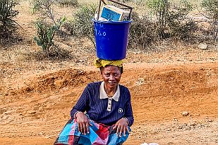 20250605_142034 Je ne sais pas ce qu'elle vend ou si elle fait une pause, mais sourire toujours..