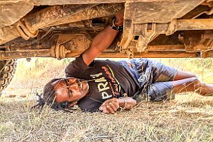 20250605_142527 MoraMora, Angy vérifie le véhicule qui a des bruits suspects. Le temps d'un pipi clope et c'était trouvé. Bravo.