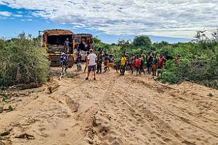 20250606_125243 Problème mécanique, la piste bloquée attire les enfants du village et nous offre une danse. Vincent s'avance pour proposer notre aide. Il y laissera son T shirt...