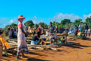 MAD01522 Un marché local dans un village que traverse la piste. Ouaipe, c'est pas très précis niveau géolocalisation ;)