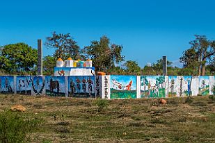 MAD01569 Explication pour la série qui suit. Ce sont des tombeaux décorés, comme une bande dessinée, de la vie du mort (vie du mort !). Celui la aimait les bus (est-il...