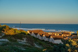 MAD01816 Nous arrivons à temps à notre hébergement près de Faux-cap (1) hélas abimé par la dernière tornade. Notre venue leur donnera des fonds pour les travaux. (1) Le...