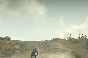 MAD02080 Houla ! Mais fait-il ici ? 20 kms devant ou derrière : rien !