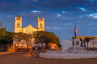 MAD02104_mod Nous avons dormi à Ampanihy , une petite ville avec une gare routière dont je ne comprends pas le fonctionnement (cela prendrait du temps de trouver mon bus et...
