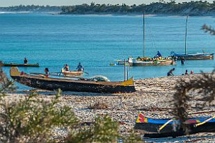 MAD09095 Pendant ce temps, le village de pêcheurs se prépare.