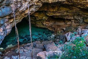 MAD31359_mod Pas mal de lacs souterrains sont reliés par des cénotes (comme au Mexique). Ils sont explorés par des archéologues-plongeurs équipés de bouteilles.