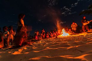 MAD31452 Tadammmm ... la fête. Nous sommes restés plusieurs jours et la veille de notre départ les villageois nous honorent d'une fête.