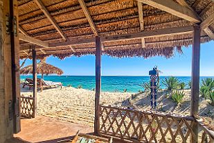 20250609_142322 La vue de notre chambre ... Juste un escalier de 6 marches et c'est la plage.