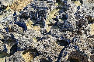 20250610_094945 Pourquoi cette formation de trous ronds ? Chaque caillou prisonnier va poncer sa géole et lui même.