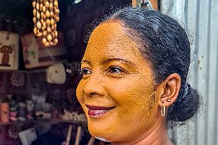 20250611_095955 Une charmante vendeuse de souvenirs à qui je demande ce qu'elle a sur le visage: Un pâte de sciure fine de bois pour avoir une jolie peau.