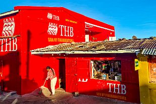 20250615_073144 Haaaa, je boirais bien une THB (Three Horses Beer). Mais comme il n' y a pas de chevaux, il faut dire à présent : : Trois Hommes Bourrés !!!