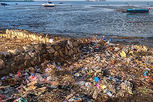 MAD31760 Les signes particuliers ... Déchets de civilisation respectueuse de l'environnement. Et ce n'est pas particulièrement de la civilisation Malgache dont je parle.