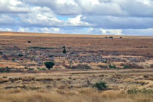 20250612_144907 Nous allons passer à Ilakaka , une ville dangereuse comme au Farwest Étasunien. Exploitation mines de Saphirs . Attention, ça fait mal.
