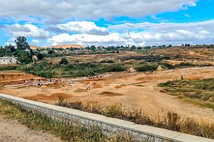 20250612_144952 Pas d'appareil photo visible, je fais semblant de téléphoner pour prendre des clichés. Ici, une rivière pour trier le sable. Un saphir ? Rarement.