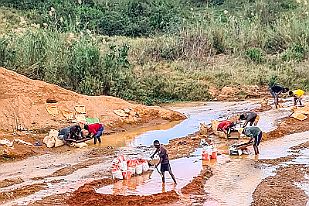 20250612_145020 Certains sacs seront acheminés par camions à des tamis mécanisés plus performants.