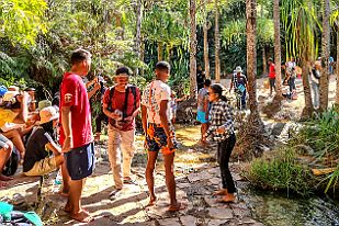 20250614_130240 Un groupe scolaire. Nous discutons un moment. J'explique qu'ils sont l'avenir de Madagascar et de la nécessité d'un réseau routier pour une relance économique....