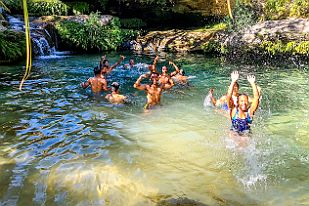 20250614_131849 Salut la joie ! Aujourd'hui, c'est sortie piscine au programme scolaire.