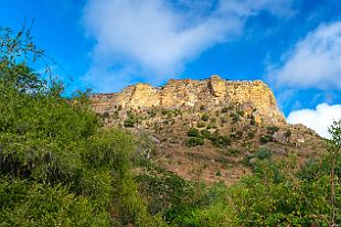 MAD31815 C'est incroyable que ce plateau perdu dans la savane contienne autant d'eau ! Nous suivons notre guide au fond du canyon.