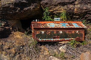 MAD32280 J'ai oublié toutes les explications de Bernard. Mais pour ceux qui savent, les couleurs, les pièces (rondelles), la déco indiquent beaucoup de la jeune défunte....