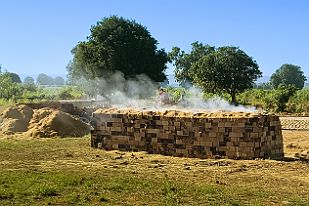 20250616_091709 Quand le grain riz est séparé de son son (ben oui !), ce dernier est utilisé comme combustible pour cuire les briques d'argile sèches.