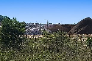 20250617_142145 Et oui, c'est moche. Extraction du minerais Bauxite directement expédié en Chine pour fabriquer de l'aluminium.