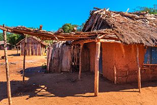 MAD32610 Je ne résiste pas à une série village. Je suis fasciné (oui) du peu qu'ils ont et à me poser la question 