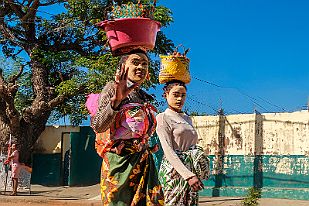 MAD33414_mod -Salut coucous les filles -Bonne journée Vazaha. Le voyage se termine, nous rentrons à Tuléar pour prendre l'avion. (¯`*•.¸(¯`*•.¸Véloma ¸.•*´¯)¸.•*´¯)