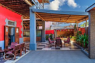 MAD33432_mod Assis sur les marches de l'Hôtel Restaurant le Ménabe, je regarde les gens qui passent. Photos :