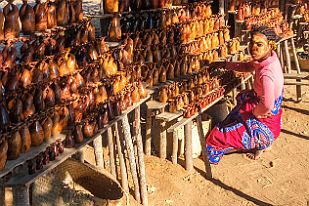 MAD33472 Je dérange, je le sens ... Nous sommes aux baobabs amoureux, tout un symbole sacralisé en statuettes de bois.