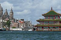 P1140406 ENORME restaurant Asiatique flottant. Impressionnant