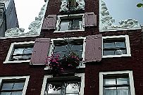 P1140417 Les impots étant liés à la largeur de la façade, on comprend la raison de leur étroitesse et de chaque palan pour monter les meubles